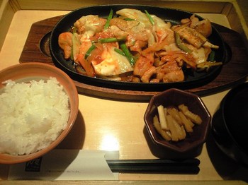 七種の彩り野菜と鶏のコチュジャン炒め定食